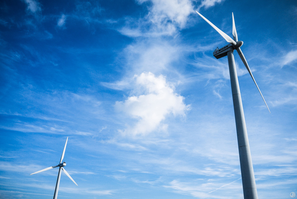 蓝天下的风力发电机高清图片素材